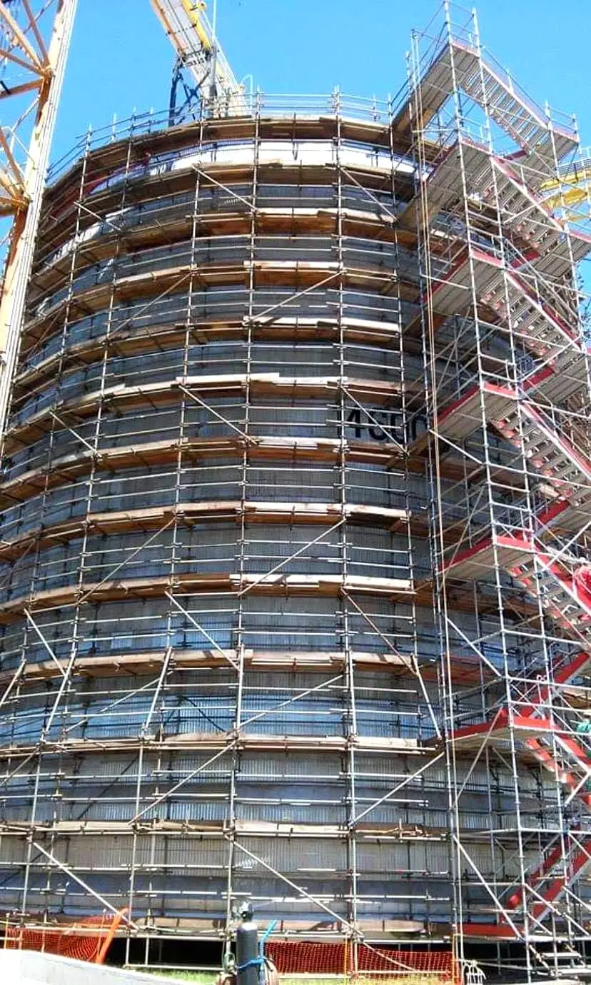 Tubo e braçadeira em manutenção industrial na Blaspint